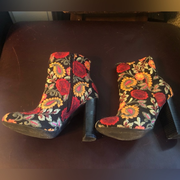 Floral heeled boots in women’s size 7/12 - Picture 2 of 2